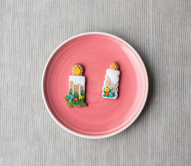 Galletas de Navidad decorada a mano sobre plato rosa