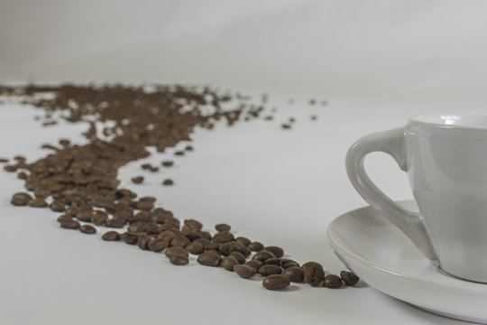 Kaffebohnen in der Reihe