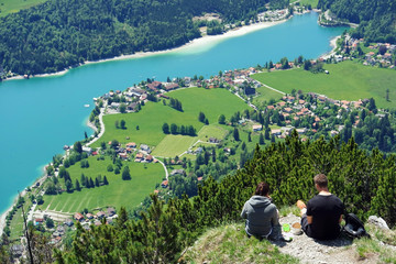 Ein Paar macht Pause beim Wandern