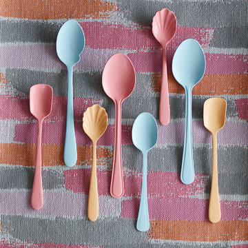 Spoons in different sizes and colours