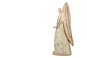 Handgemachter Engel aus Holz auf weißem Hintergrund
