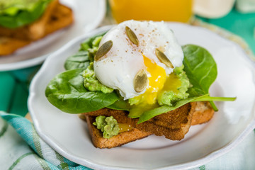Sandwich with spinach, avocado and egg