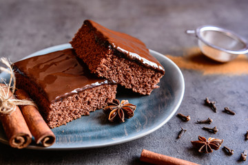 Delicious cocoa gingerbread cake with marmalade and chocolate topping - obrazy, fototapety, plakaty
