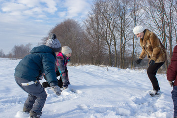 Fototapeta na wymiar people playing in snow
