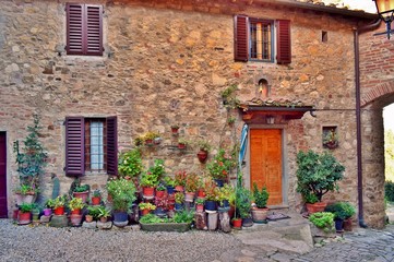 muro esterno del borgo medievale di Montefioralle in Toscana