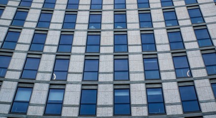 facciata con finestre di un edificio moderno in una grande città