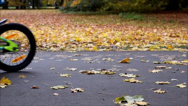 Kind fährt Fahrrad