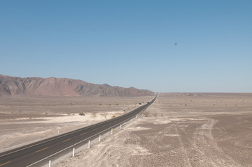 Longue route au milieu du désert
