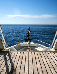 Obraz na płótnie Canvas Front head of the boat above the sea with Thai flag