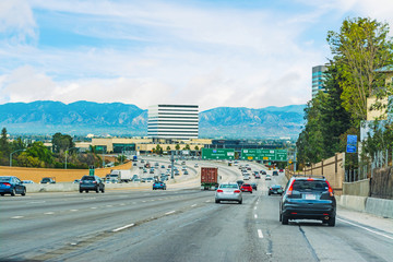 Obraz premium traffic in 405 freeway northbound