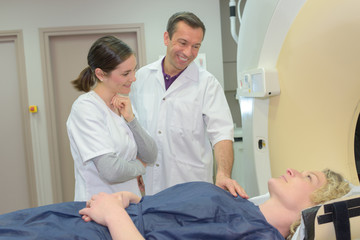 Obraz premium Medical workers reassuring patient entering mri scanner