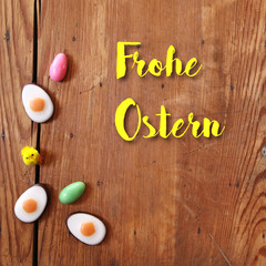 frohe ostern mit zuckereiern und deko küken