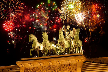 Feuerwerk über der Quadriga, Brandenburger Tor,Berlin © Comofoto