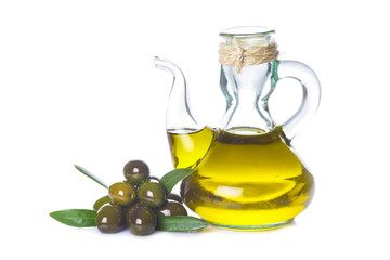 Aceite de oliva aislado sobre fondo blanco