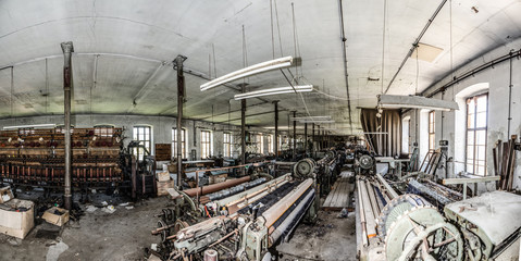 maschinen in verlassener spinnerei panorama