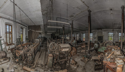 viele alte maschinen in verlassener fabrik panorama