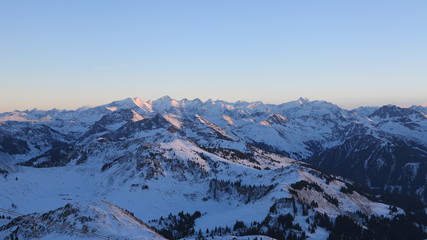 weiße Gipfel der Alpen im Abendlicht in Tirol in Österreich