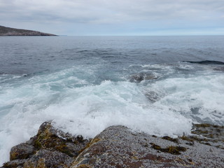 Fototapeta premium waves crashing on rocks
