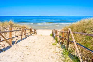 Fotobehang De Oostzee, Sopot, Polen Toegang tot zandstrand aan de kust van de Oostzee in de buurt van het dorp Lubiatowo, Polen