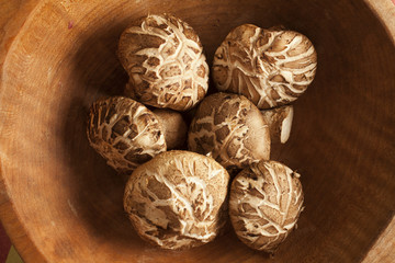 Fototapeta premium whole, fresh shiitake mushrooms showing the dannko patter