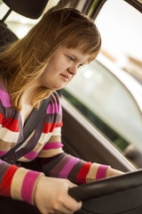 jeune fille trisomique au volant d'une voiture 