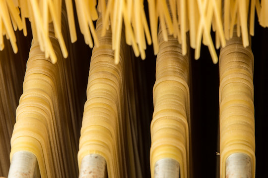Lavorazione di spaghetti in fabbrica artigianale