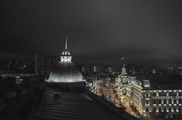 Obraz premium Beautiful view of Illuminated dome of the building in the night over the city with bright lighted buildings and road