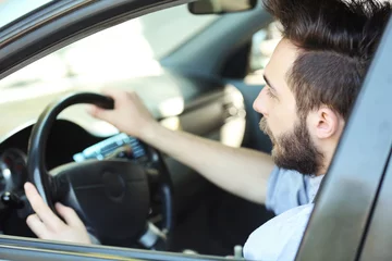 Photo sur Plexiglas Anti-reflet Voitures rapides Young successful man driving car