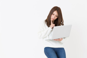 Naklejka premium パソコンを見る女性 考える