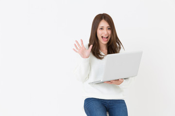 Naklejka premium パソコンを見る女性 驚く