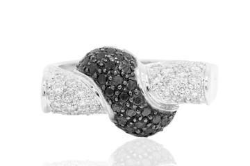 anillo argolla con diamantes negros y blancos joyería de boda y compromiso Ring in white gold with black and white diamonds