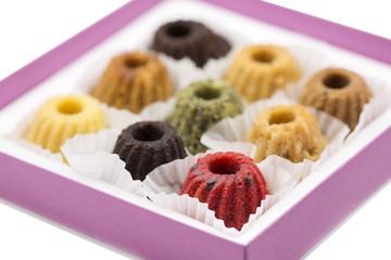 Auswahl an kleinen Gugelhupfen, Aufnahme mit geringer Schärfentiefe (DOF)