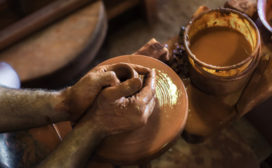 Руки гончара и кувшин