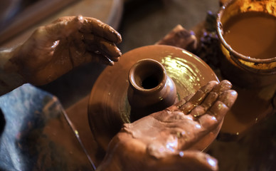 Руки гончара и кувшин