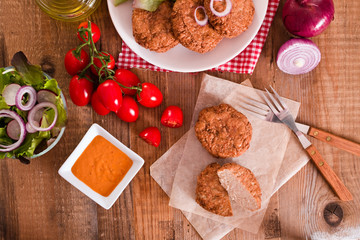 Meatballs with salad.