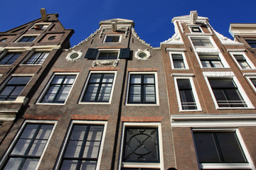 Fototapeta na wymiar Maisons à pignon sur les quais d'Amsterdam, Pays-Bas