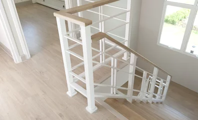 Papier Peint photo Escaliers escalier en bois avec rampe en fer dans une maison moderne