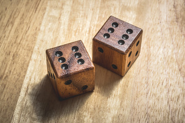 Zwei Holzwürfel mit Sechserpasch.