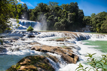 Obraz premium The bright azure cascades of Agua Azul in Chiapas, Mexico.