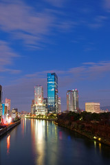 Naklejka premium Zmierzch w mieście budynków OBP i Neyagawa