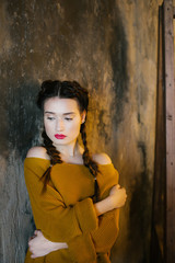 Obraz premium beautiful girl on the background of a concrete wall