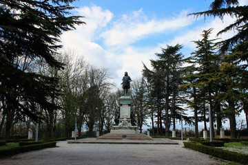 Obraz premium Monument of Raphael in city park, Urbino, Italy