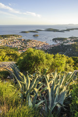 Stadt Hvar auf der Insel mit Hafen und Algave im Vordergrund