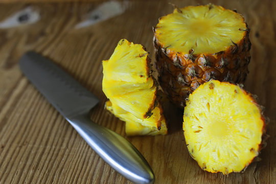 pineapple slices cut knife