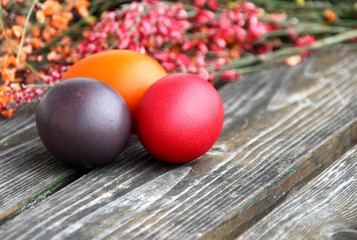drei ostereier auf holz