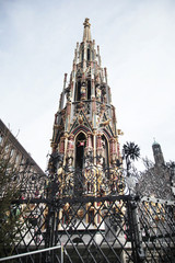 ニュルンベルク ハウプトマルクト広場 美しの泉