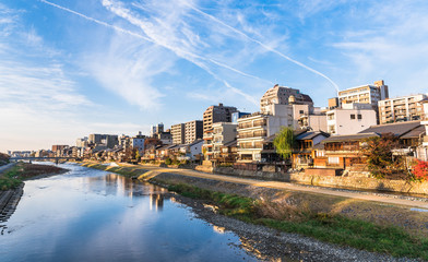 京都　朝日を浴びる鴨川沿いの町並み
