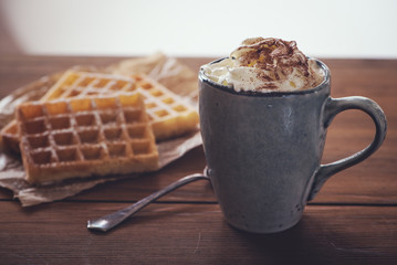 Trinkschokolade mit Sahne und Waffeln