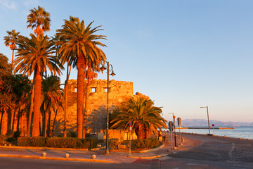 Obraz premium Castle in the town of Kos and Turkey in the distance.