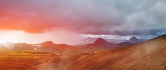 Reise nach Island. Schöne isländische Landschaft mit Bergen, Himmel und Wolken. Trekking im Nationalpark Landmannalaugar © vitaliymateha